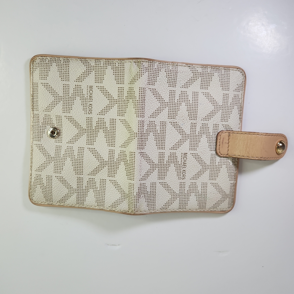 Michael Kors MK Passport Holder Beige Monogram Wallet - Picture 5 of 7